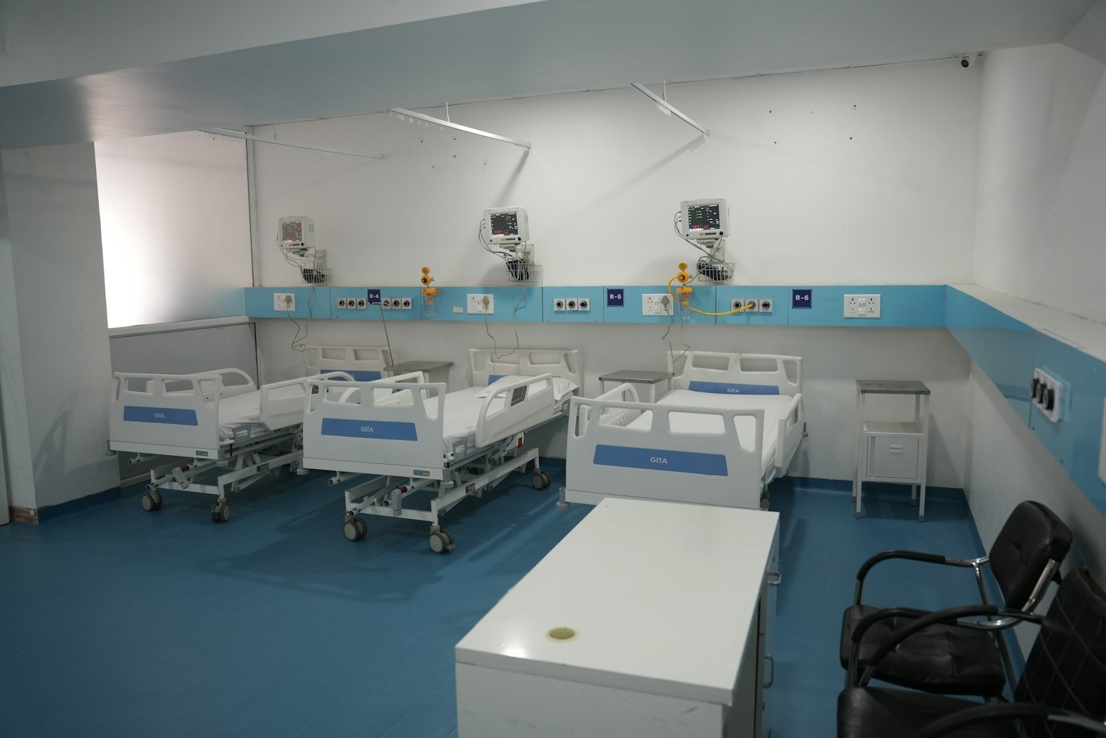 Hospital ward with monitored beds